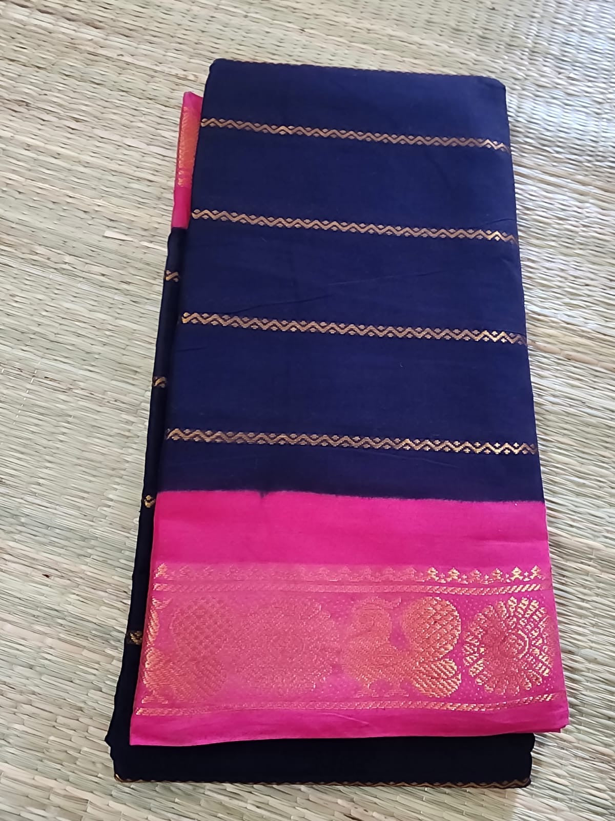 Madurai Sungudi saree (Navy blue with pink border) (without blouse)