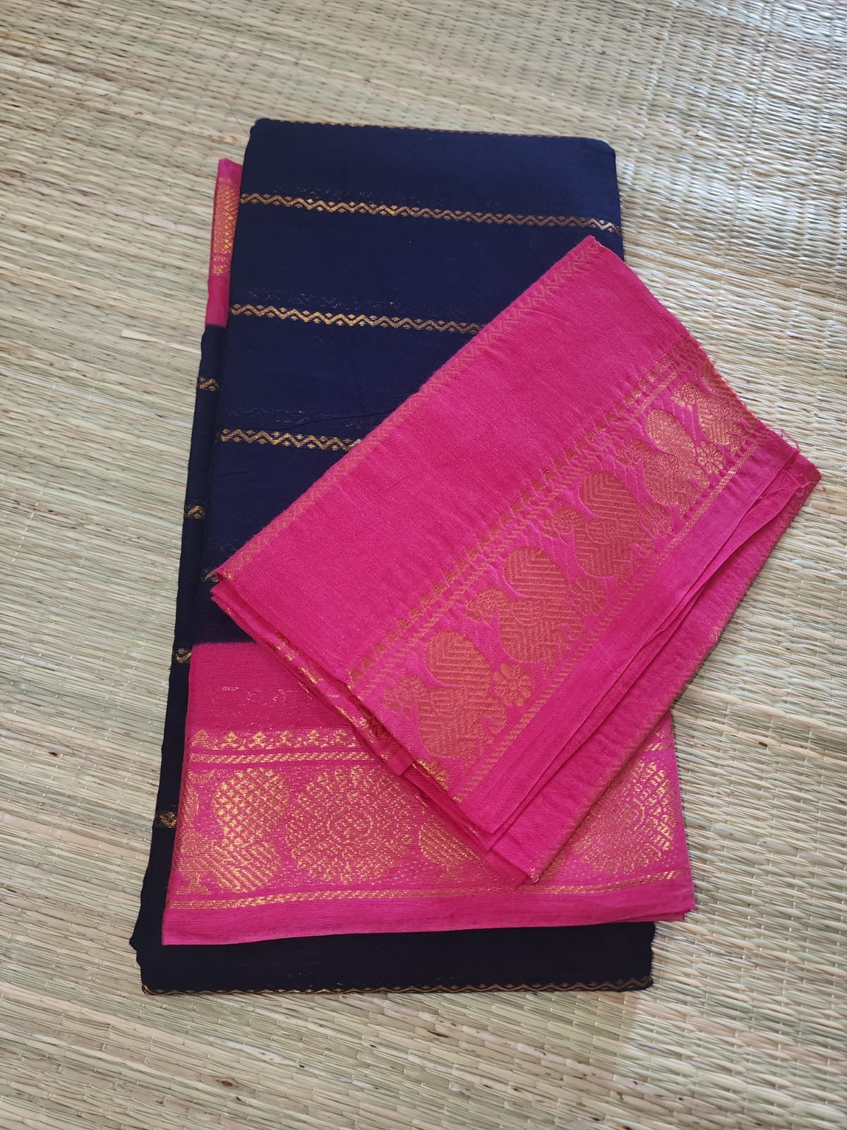 Madurai Sungudi saree (Navy blue with pink border) (without blouse)