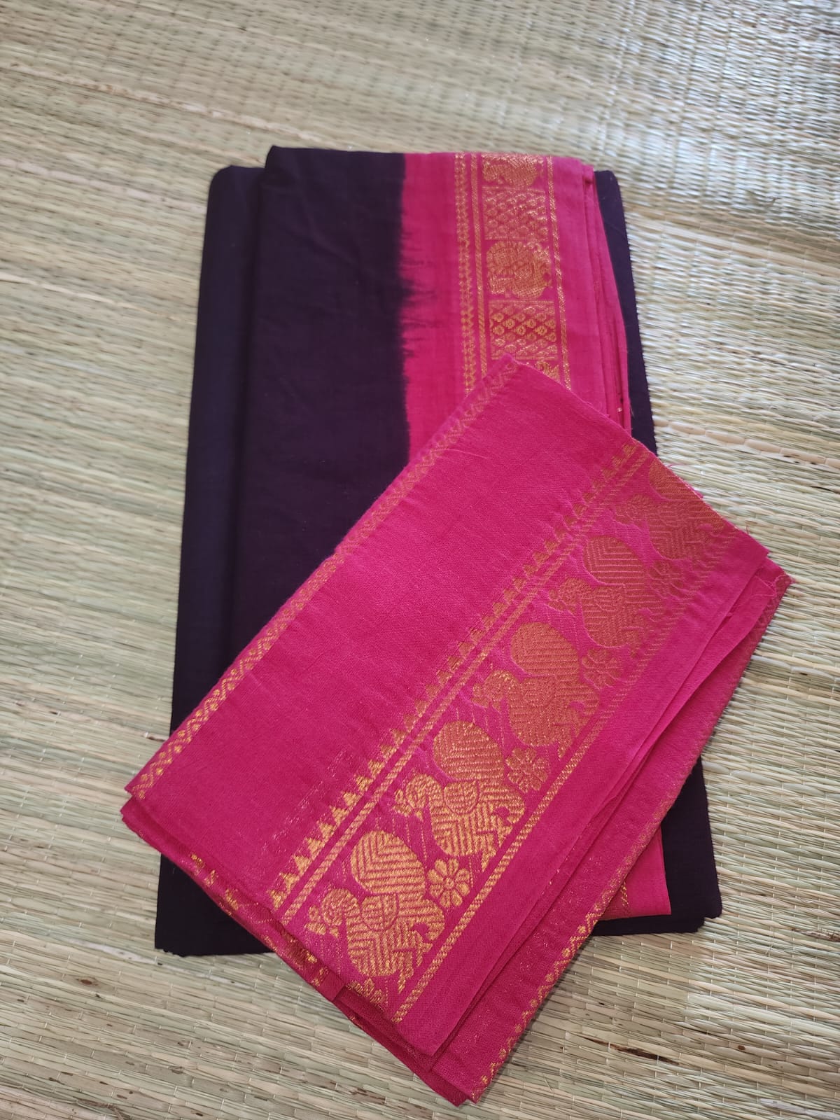Madurai Sungudi saree (plain saree with pink border) (without blouse)