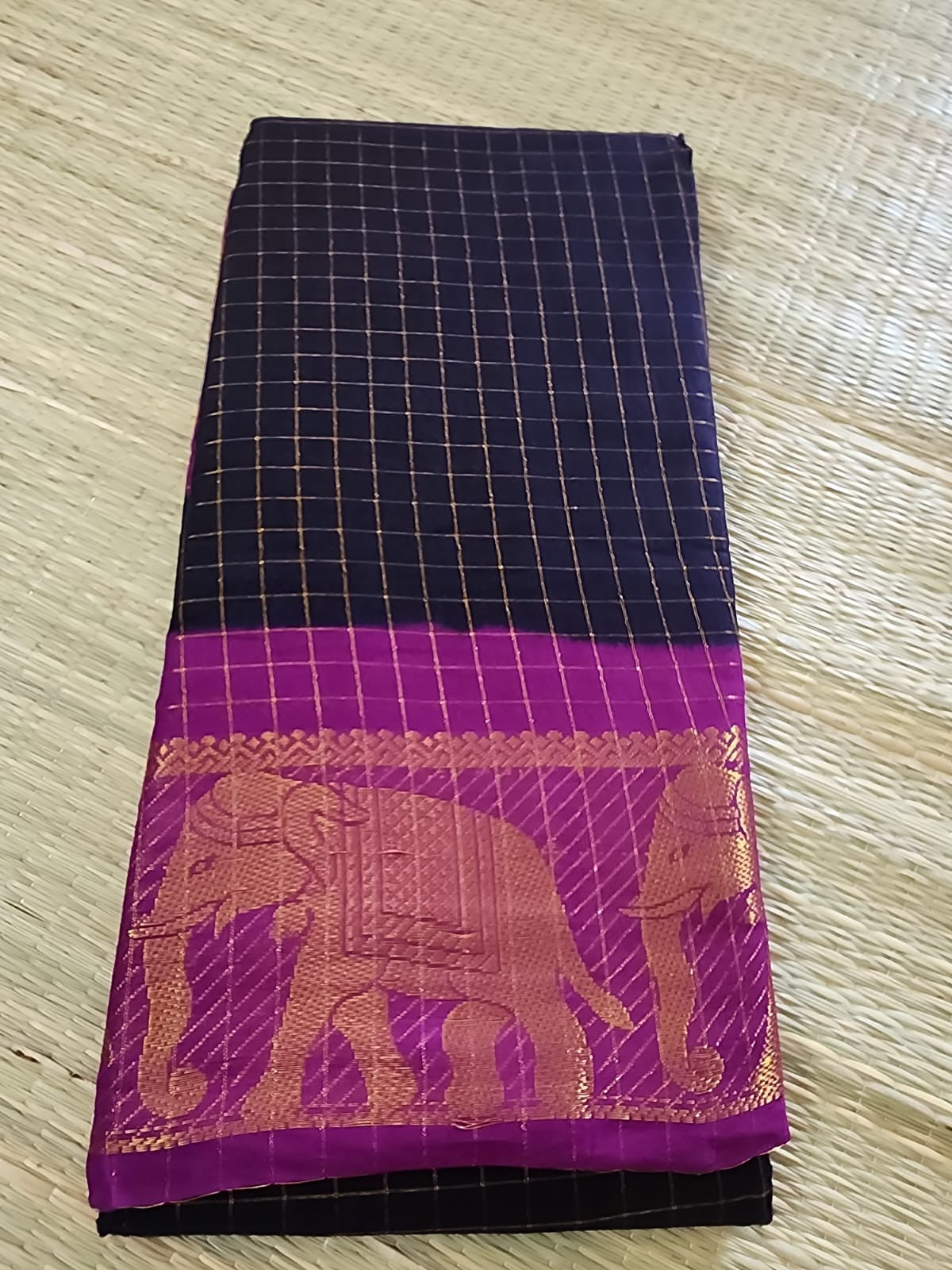 Madurai Sungudi saree (Black checks with magenta border) (without blouse)