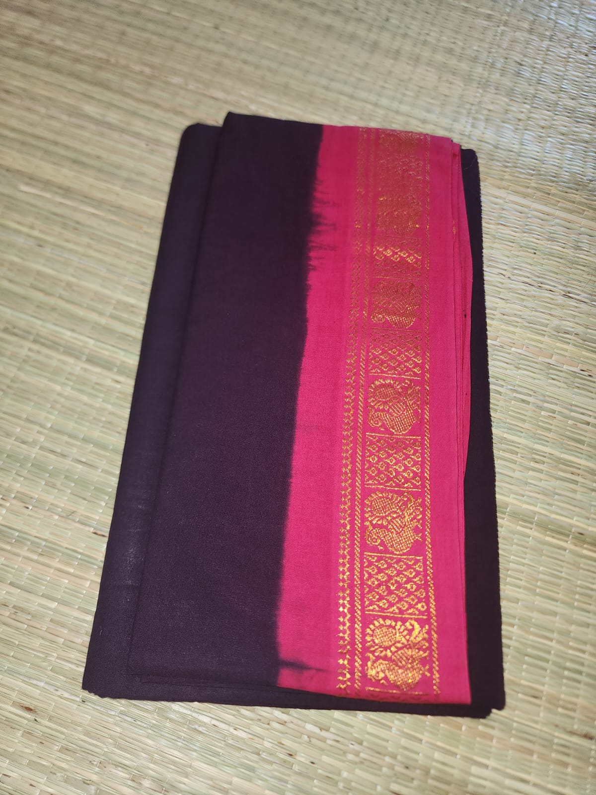 Madurai Sungudi saree (plain saree with pink border) (without blouse)
